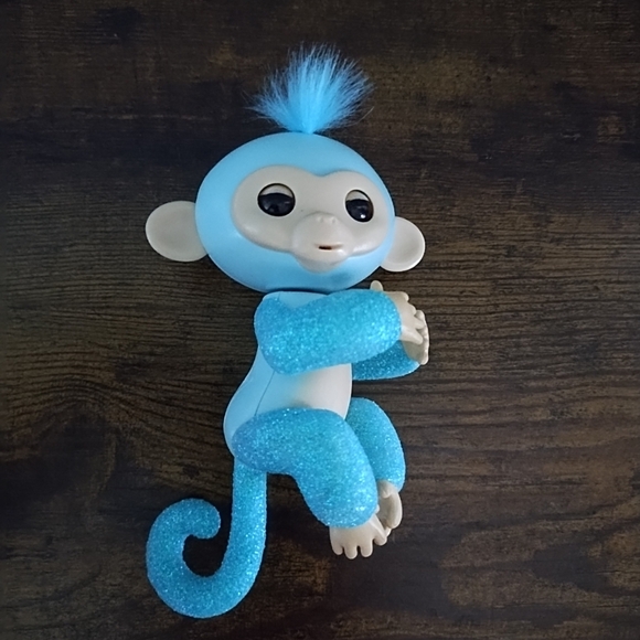 Fingerlings Interactive Baby Pet Turquiose Blue Glitter Monkey WowWee- Works - Picture 1 of 8